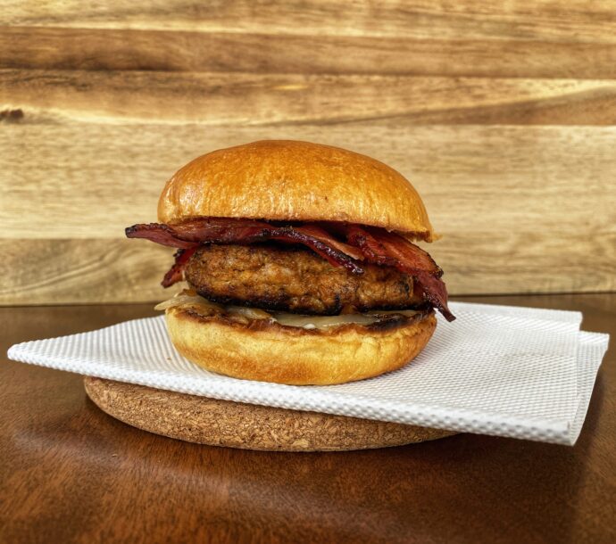 Recette de burger complètement cochon avec des produits de l’Abitibi-Témiscamingue
