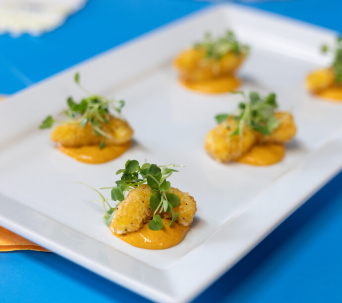 Grains de fromage frits et compote de tomates cerises