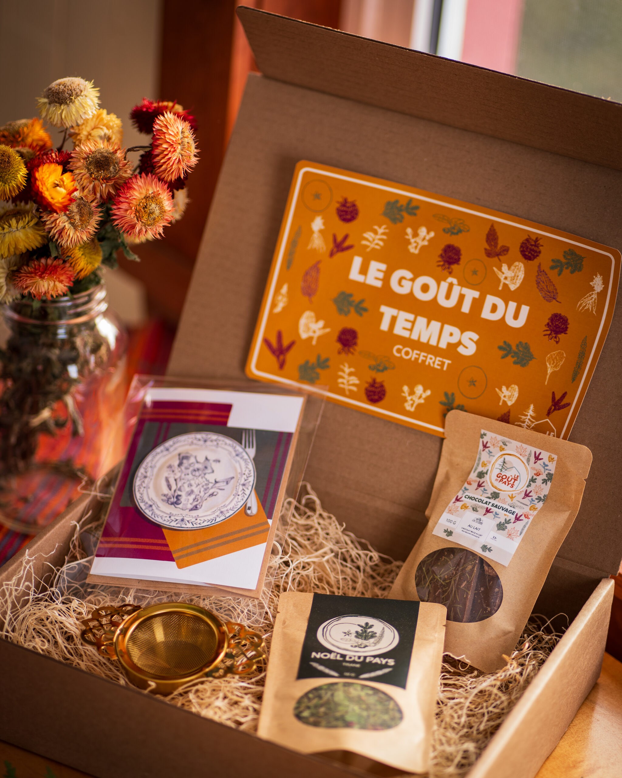 Le coffret contient, une tisane, un infuseur, un chocolat et une carte à écrire.