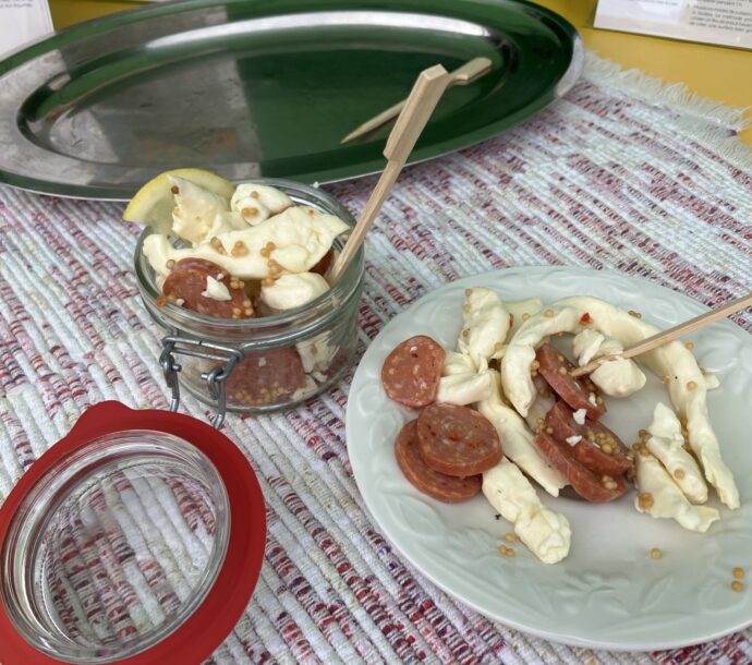 Grains de fromage et chorizo marinés
