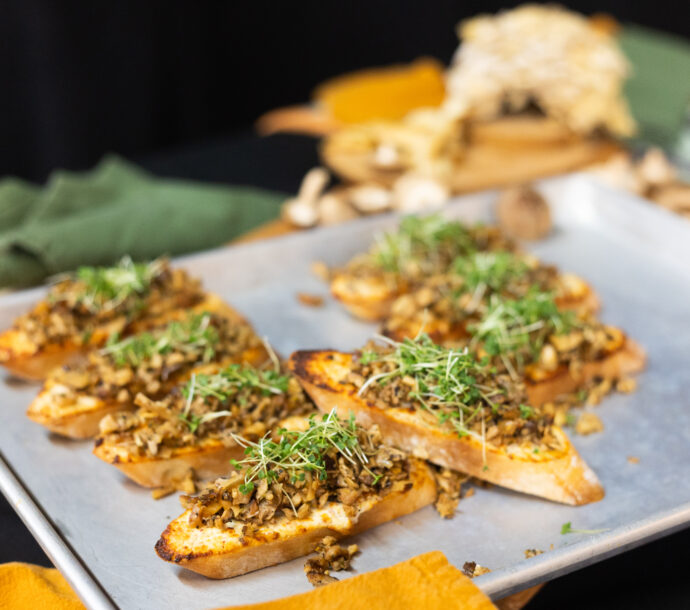 Crostinis au fromage de chèvre poivré et duxelle de matsutake