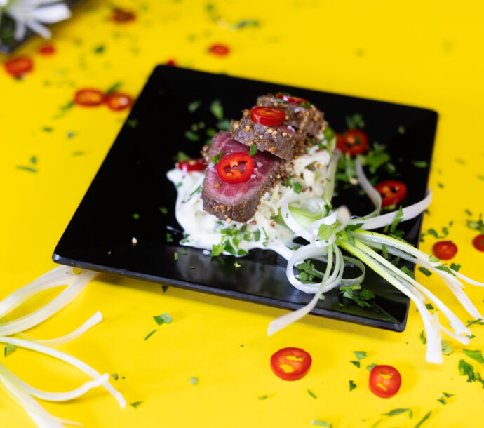 Tataki de bœuf en croûte d’épices sur rémoulade de céleri-rave