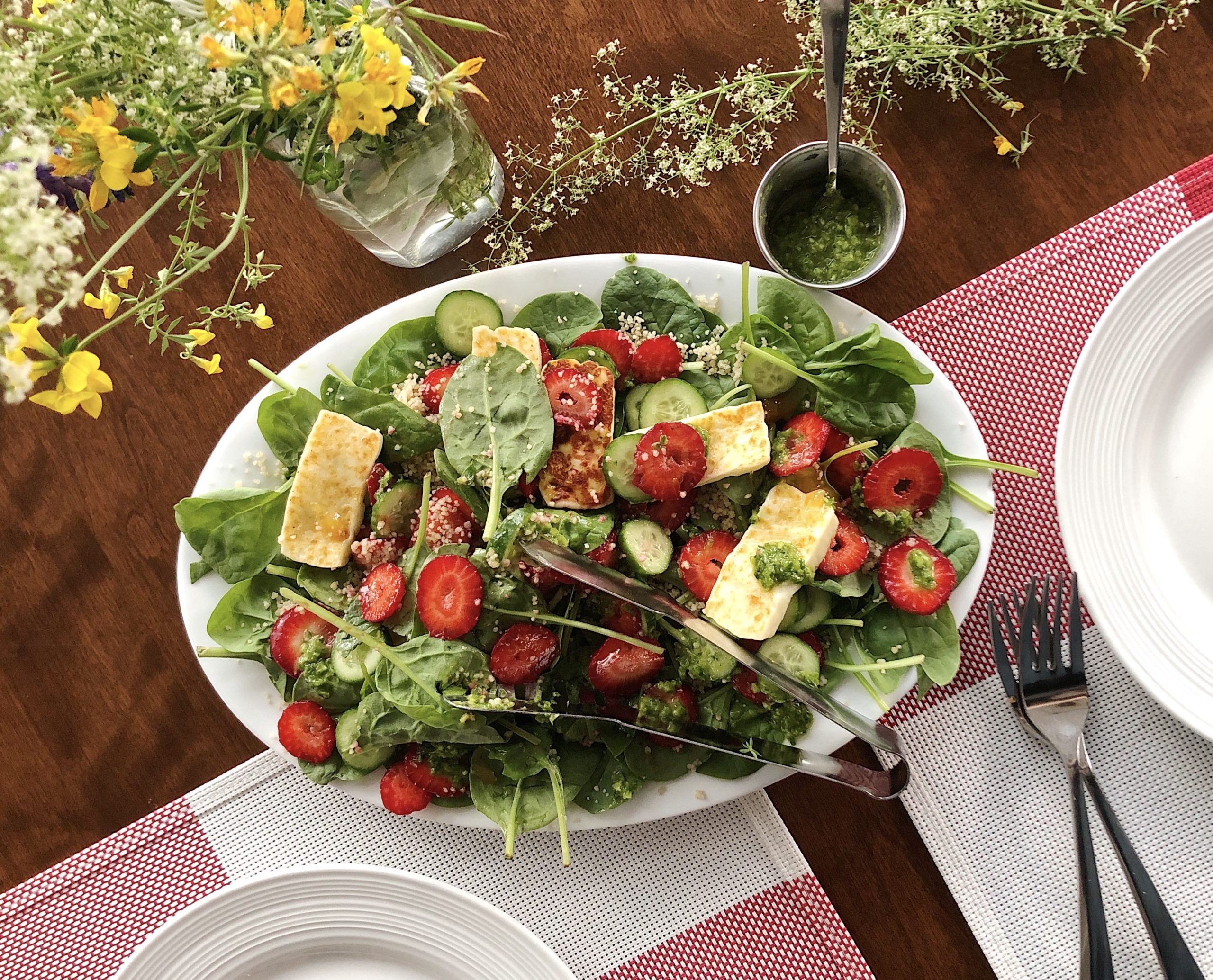 Salade de fraises marinées au jus de yuzu, citron vert et basilic pour 8  personnes - Recettes - Elle à Table
